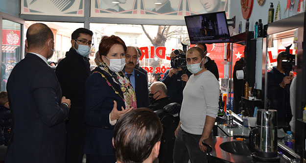 İYİ Parti Genel Başkanı Meral Akşener, Uşak'ta esnafı ziyaret etti