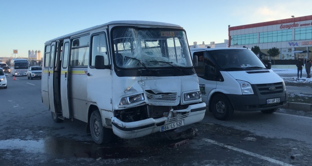 Uşak#039;ta işçileri taşıyan minibüsün tıra çarpması sonucu 4 kişi yaralandı