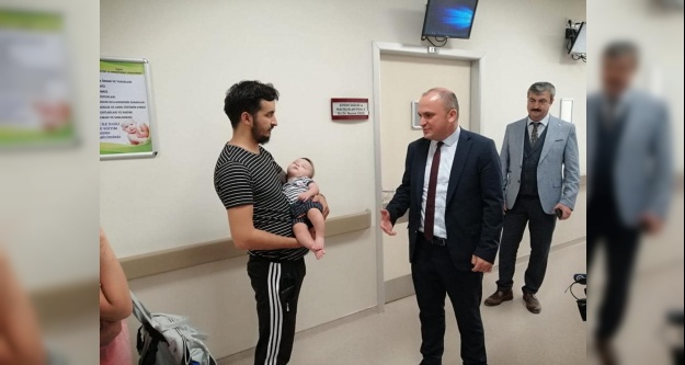 Uşak İl Sağlık Müdürü Op. Dr. Akdağ, sağlık çalışanları ve hasta yakınlarıyla sohbet etti